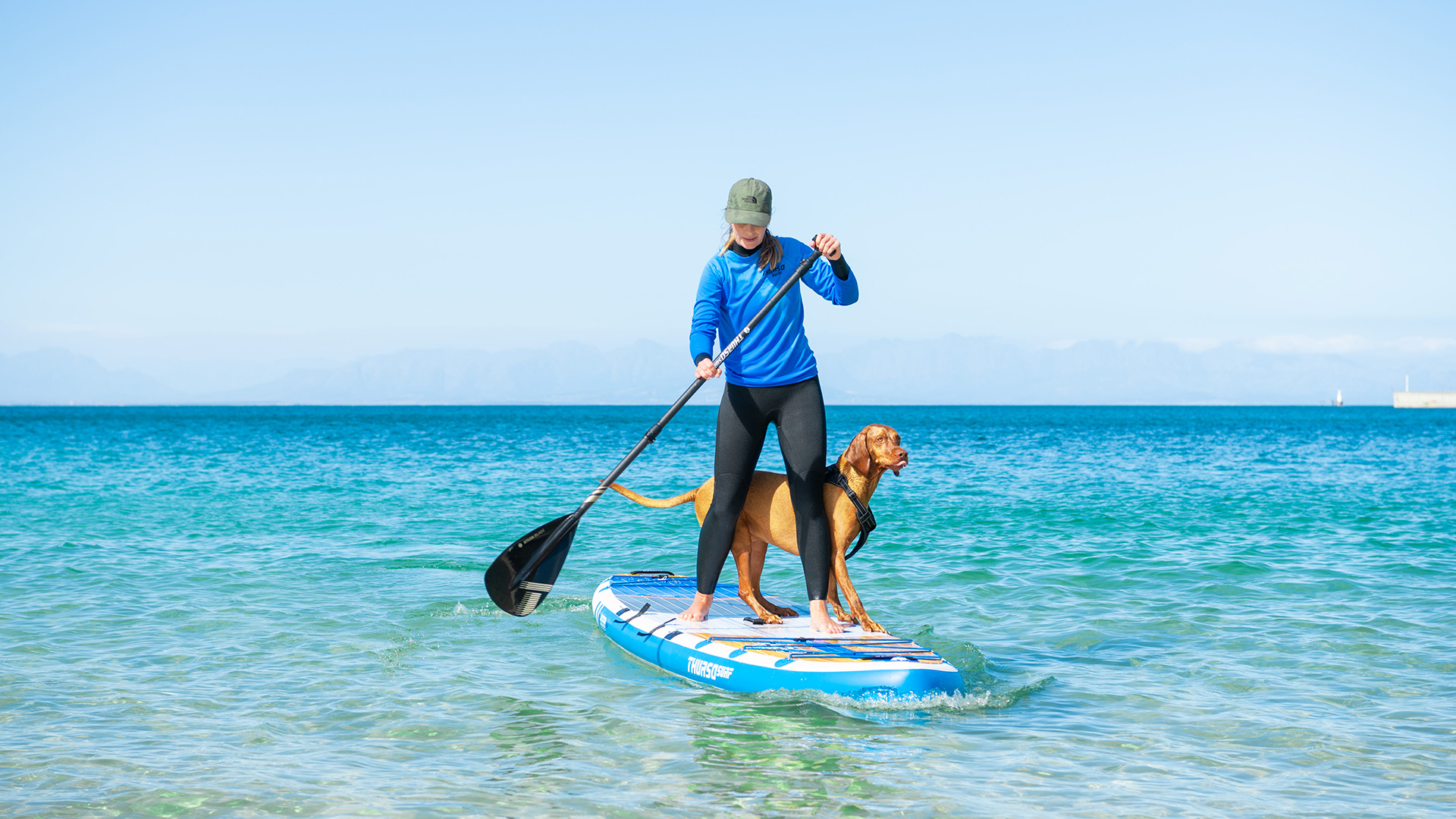 Disfrutando de una sesión de paddleboarding en aguas tranquilas.